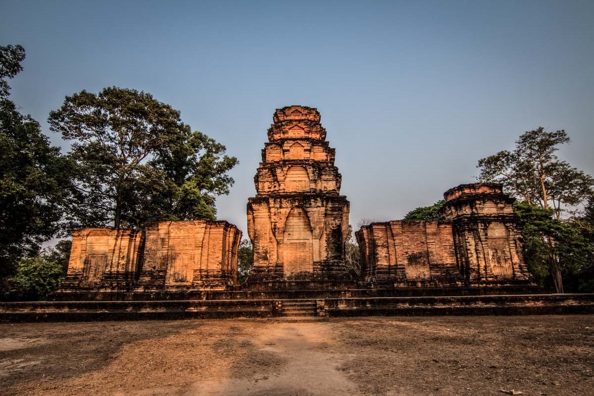 荳蔻寺，又稱喀拉凡寺 (Prasat Kravan)