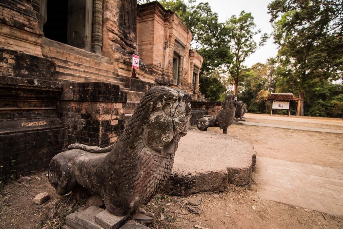 荳蔻寺，又稱喀拉凡寺 (Prasat Kravan)
