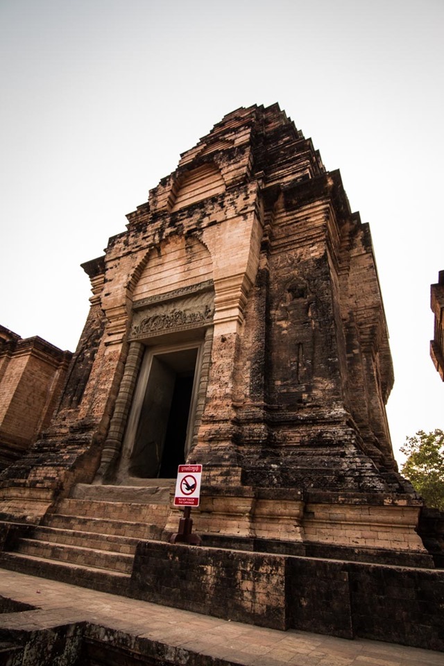 荳蔻寺，又稱喀拉凡寺 (Prasat Kravan)