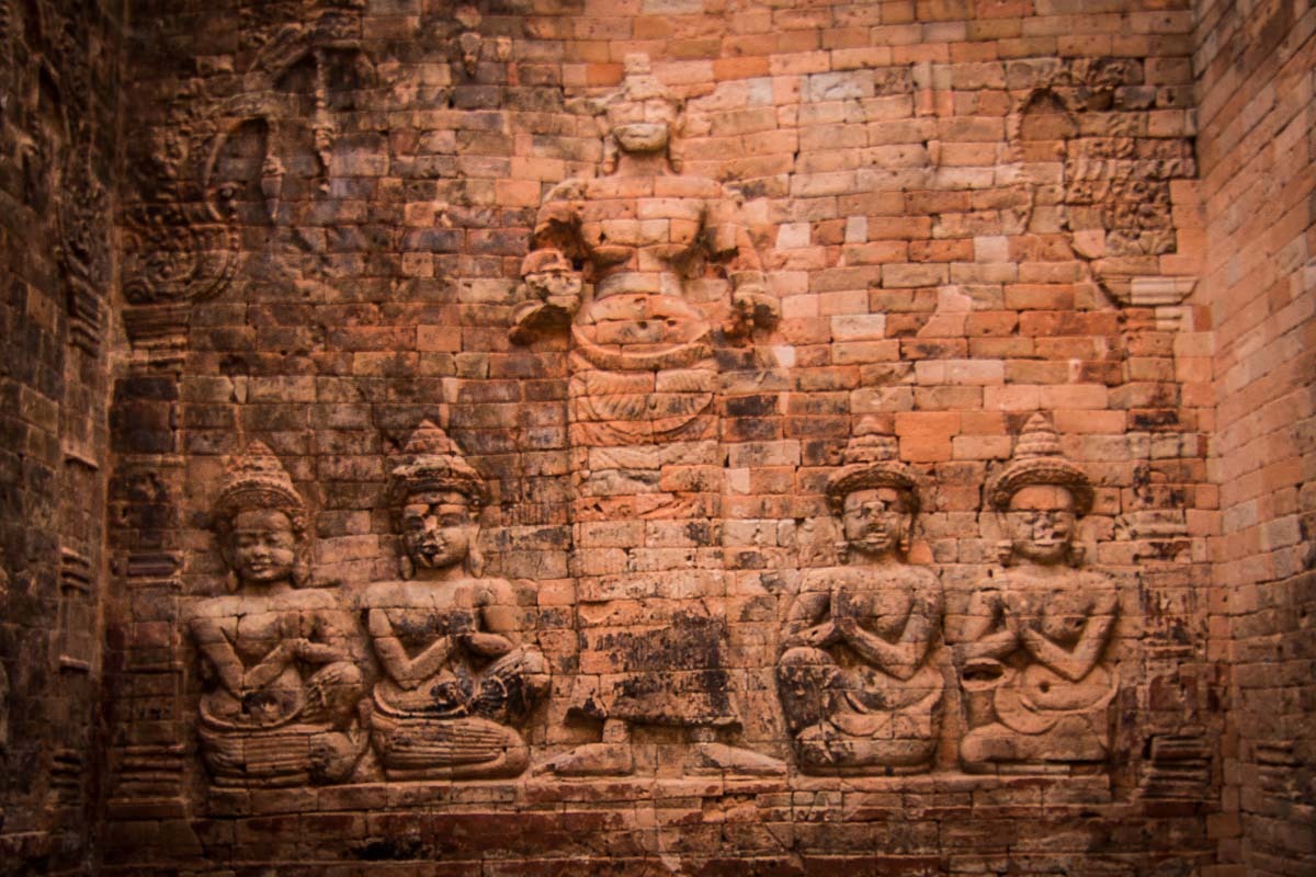 荳蔻寺，又稱喀拉凡寺 (Prasat Kravan)