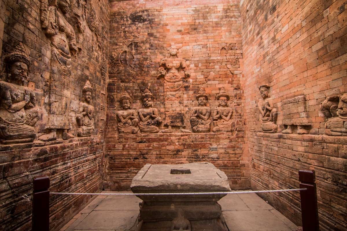 荳蔻寺，又稱喀拉凡寺 (Prasat Kravan)