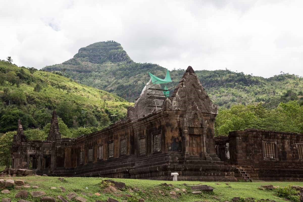 占巴塞山腳下的 Wat Phu 占巴塞山腳下的 Wat Phu