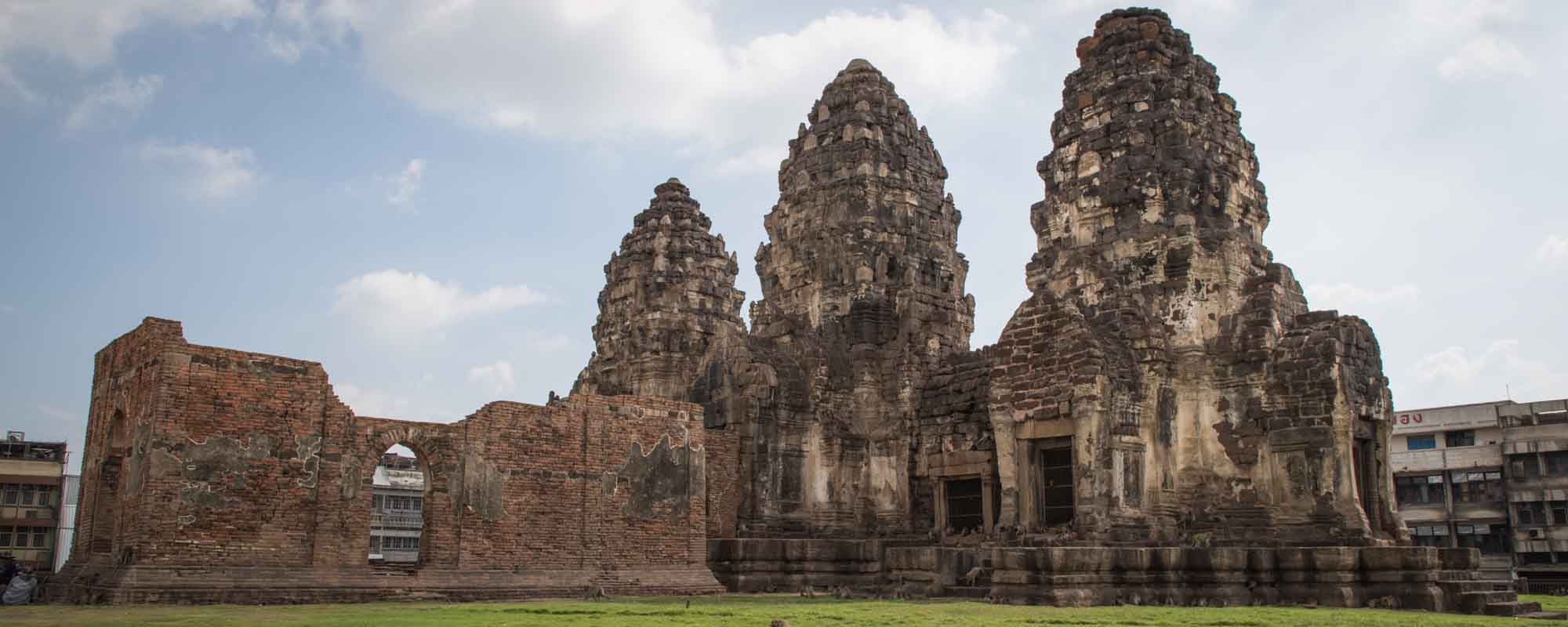 三峰塔 (Phra Prang Sam Yot)