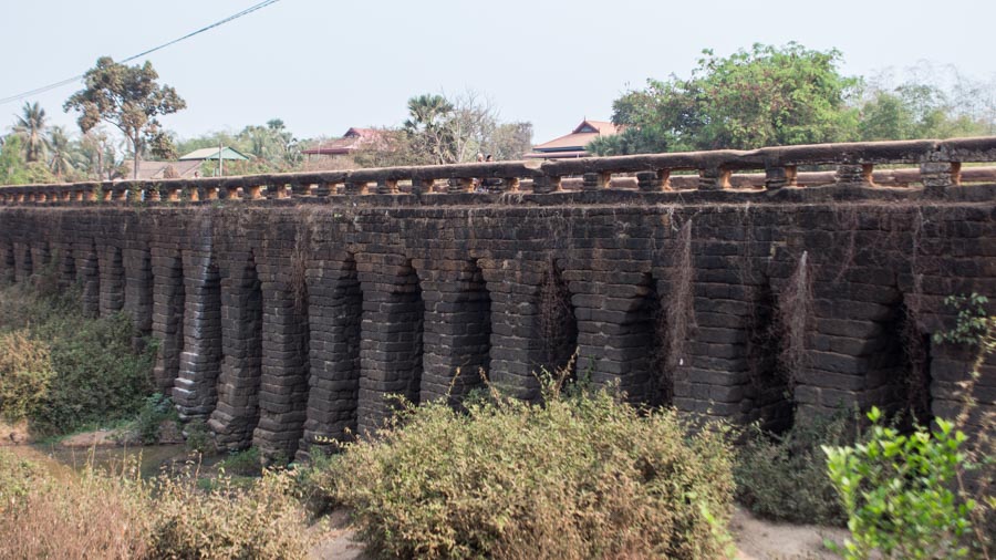 吳哥石橋